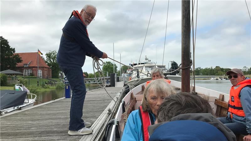 Nach zwei Stunden sind Crew und Gäste im Oberndorfer Hafen wieder gelandet. Jörn macht den Kutter fest.