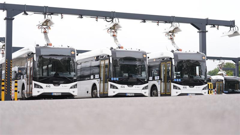 Nach zwei Tagen Stillstand fahren die Busse wieder aus den Depots. 