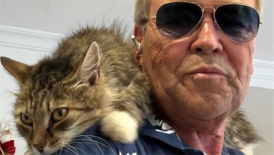 Nach zweieinhalb Jahren Trennung wieder zusammen: Christoph Leddin mit Katze Rosalie in Spanien.