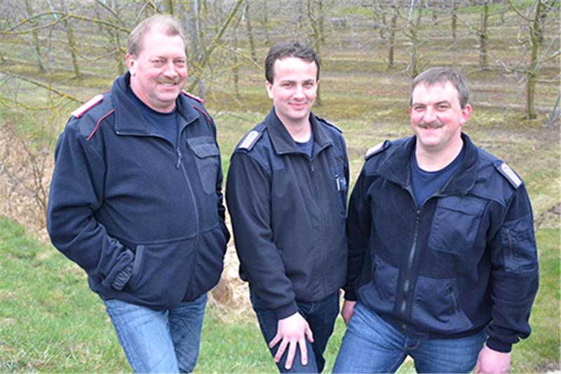 Nach zwölf Jahren als Gemeindebrandmeister übergibt Andreas Hölting (links) seinen Posten an Jens Kuck und an Jens Kleine (Mitte).  Foto Tiemann