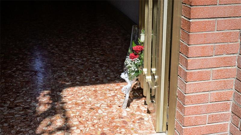 Nachbarn der Ermordeten berichteten von einem lautstarken Streit in der Wohnung der Familie. 