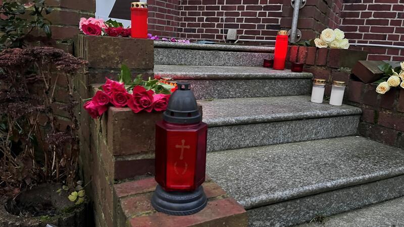 Nachbarn haben Kerzen für die getötete 40-Jährige an der Stader Straße entzündet.