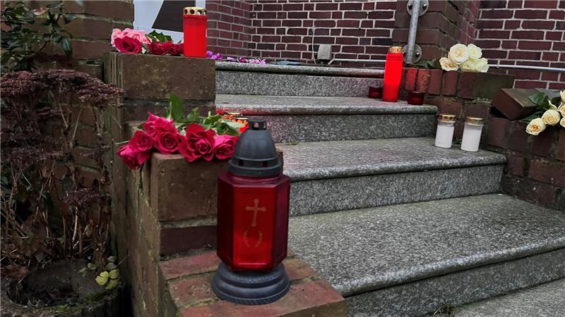 Nachbarn haben Kerzen für die getötete 40-Jährige an der Stader Straße entzündet.