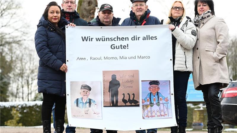 „Ich kann es nicht mehr“ – Ludwig sagt seinen Gänsen Lebwohl Nachbarn unterstützen Ludwig Smidt und forderten den Verbleib der Tiere im Dorf.