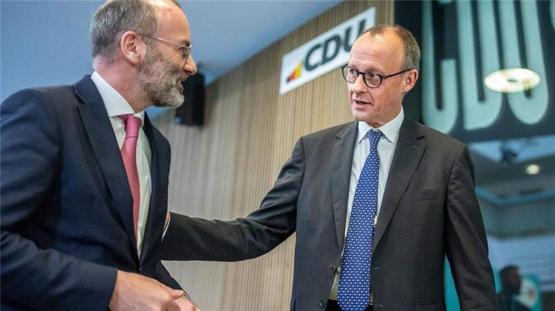 EVP: Wirtschaft mit umfassendem Bürokratieabbau ankurbeln Nachdem Spitzenvertreter der Europäischen Volkspartei in Berlin über ihre Schwerpunkte für 2025 beraten haben, informieren Unions-Kanzlerkandidat Friedrich Merz und EVP-Chef Manfred Weber die Öffentlichkeit.