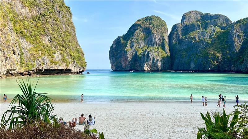 Filmreif: Thailands Traumkulissen locken Hollywood Nachdem „The Beach“ in die Kinos gekommen war, litt die traumhafte Maya Bay jahrelang unter Massentourismus.