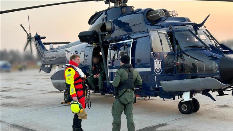 Nachdem Tim Bergmann (l.) von der Bremerhavener Feuerwehr seinen Überlebensanzug angezogen hat, geht es vom Flugplatz in Nordholz mit einem Hubschrauber der Bundespolizei los.