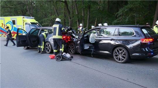 Nachdem alle Insassen aus den Autos gerettet sind, beginnt die Feuerwehr damit, die Fahrzeuge durch Abklemmen der Batterien stromlos zu machen.