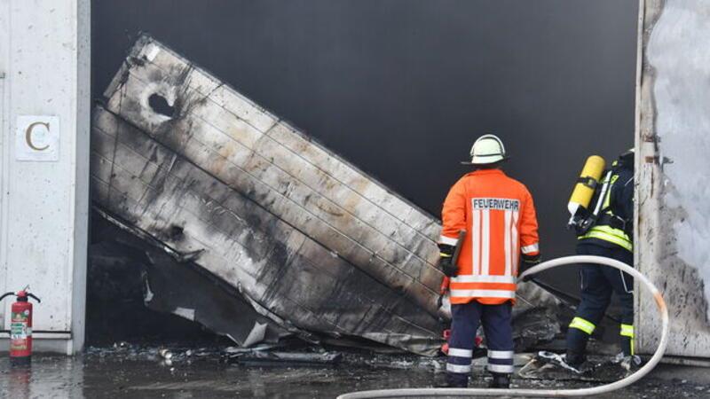 Nachdem das Eingangstor aus der Verankerung gerissen war, erhielten die Einsatzkräfte einen Überblick über das Ausmaß des Brandes.