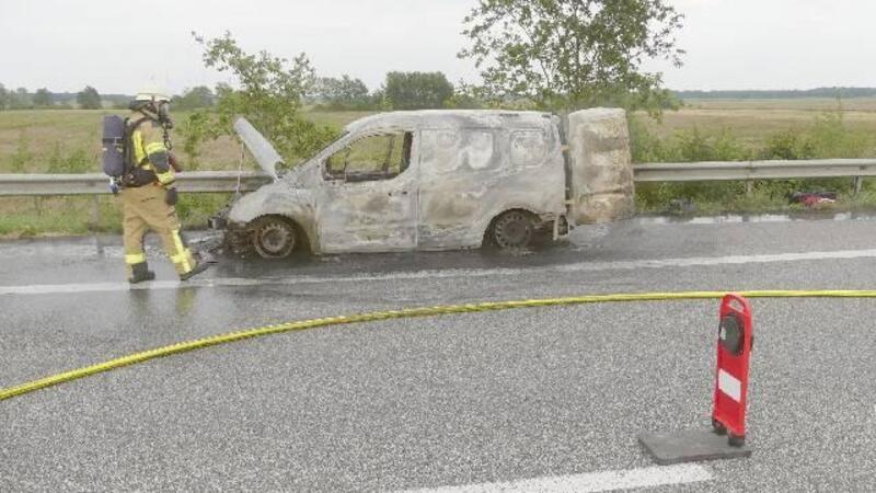 Auf der A27: Auto brennt vollständig aus Ein Feuerwehrmann steht neben dem ausgebrannten Ford.