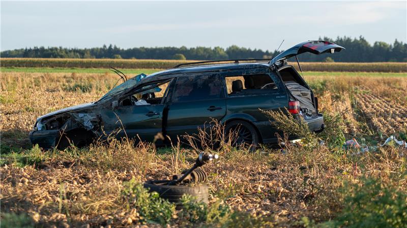 Aus dem Fahrzeug geschleudert: Fahrer stirbt nach Unfall bei Wangersen Nachdem das Fahrzeug gegen einen Telefonmast prallte, überschlug es es ich auf einem Feld mehrfach.