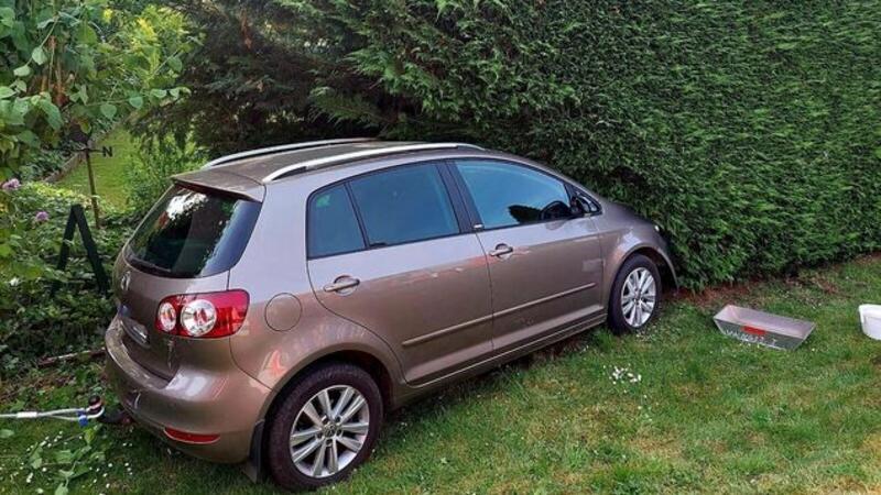 Nachdem das Fahrzeug von der Fahrbahn abkommt, überfährt es zwei Straßenschilder und landet letztendlich in einer Hecke. 
