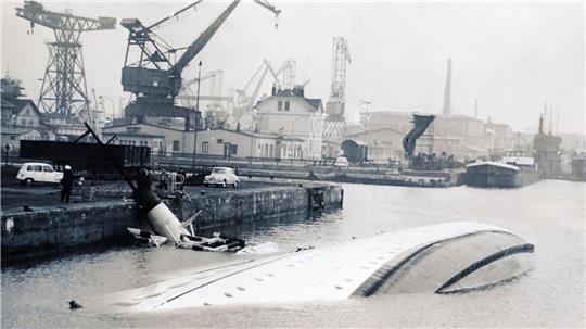 Nachdem das Schiff Schlagseite bekommen hatte, dauerte es nur wenige Minuten, dann kippte die "Bremerhaven" auf die Seite. Dabei knickte der Schornstein beim Aufschlag auf die Kaje ab.