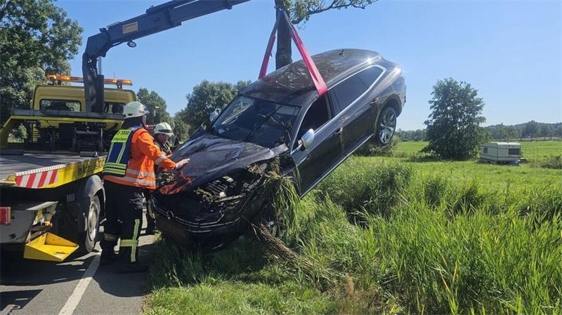 Nachdem das schwerbeschädigte Fahrzeug durch den ADAC-Abschleppdienst geborgen wird, wird es abgeschleppt und die B73 kann für den Verkehr wieder freigegeben werden.