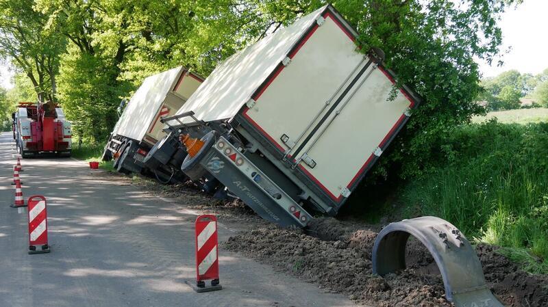 Lkw-Unfall im Kreis Cuxhaven: Bergungsfirma kämpft sich durch 16 Tonnen Kohl Nachdem der 67-jährige Lkw-Fahrer einen Zusammenstoß mit entgegenkommenden Fahrzeugen verhindern wollte, rutschte er in den Graben.