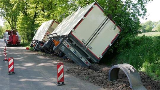 Nachdem der 67-jährige Lkw-Fahrer einen Zusammenstoß mit entgegenkommenden Fahrzeugen verhindern wollte, rutschte er in den Graben.