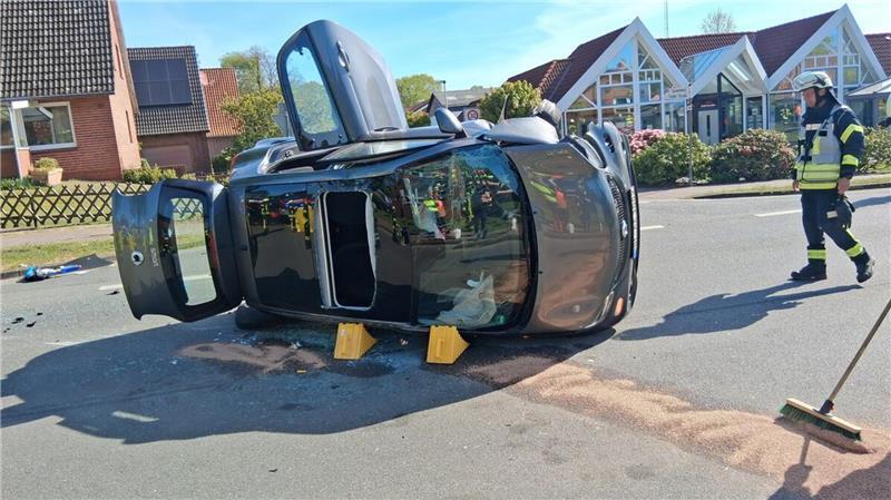 Nachdem der 73-jährige Fahrer mit seinem Smart gegen einen Baum geprallt war, kippte das Fahrzeug um und blieb auf der Seite mitten auf der B 73 liegen.