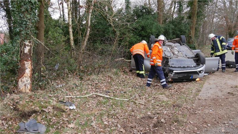 Nachdem der 75-jährige Fahrer mit seinem VW Golf nach links von der Fahrbahn abkommt, prallt das Fahrzeug gegen einen Baum und bleibt auf dem Dach liegen.