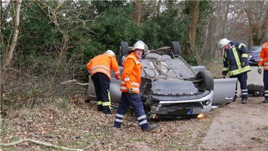 Nachdem der 75-jährige Fahrer mit seinem VW Golf nach links von der Fahrbahn abkommt, prallt das Fahrzeug gegen einen Baum und blieb auf dem Dach liegen.