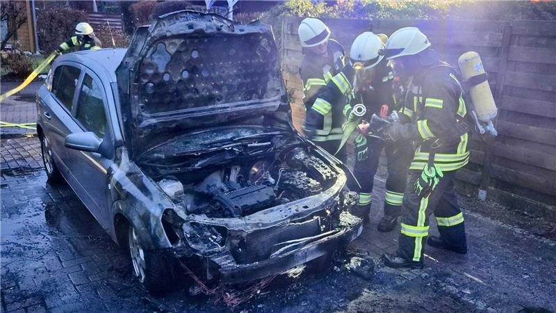 Einsatz am frühen Morgen: Pkw brennt in Kutenholz Nachdem der Brand gelöscht ist, suchen die Einsatzkräfte mit der Wärmebildkamera nach Glutnestern.
