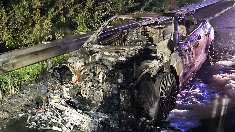 Auto brennt aus - Wattwagen kippt um Ein Fahrzeug ist vollständig ausgebrannt.