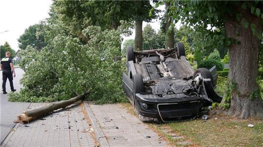 Nachdem der Fahrer die Gegenfahrbahn überquert hatte, prallte er heftig gegen einen Baum. Der Baum brach ab; das Auto überschlug sich und kam auf dem Dach zum Liegen.