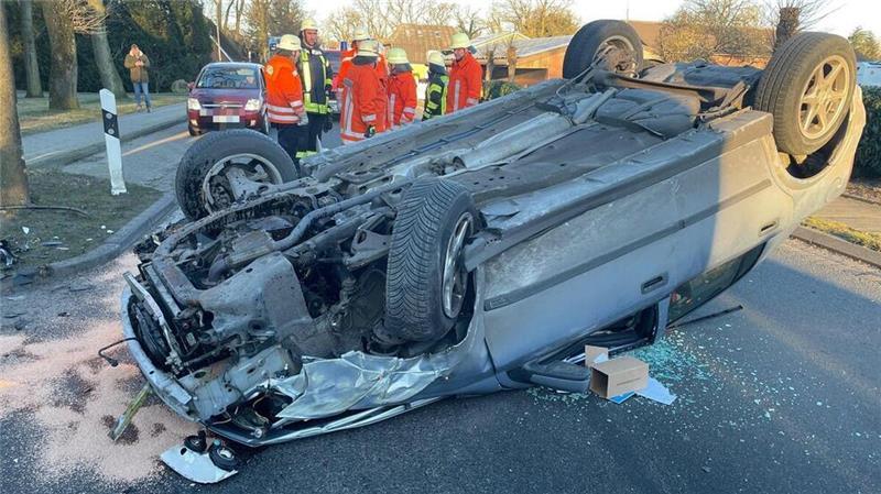 Autofahrer überschlägt sich Nachdem der Fahrer einen Bordstein touchiert und einen Baum gestreift hatte, kippte das Fahrzeug um und blieb stark beschädigt auf dem Dach mitten auf der Fahrbahn liegen.