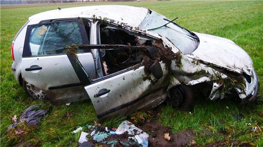 Blick auf den demolierten VW Polo.