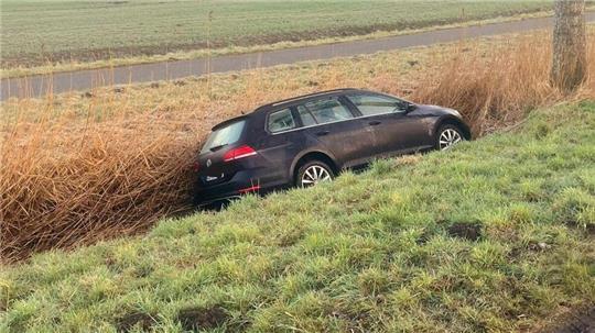 Nachdem der Fahrer mit seinem VW-Kombi einen Telefonmast umgefahren hat, kommt er vor einem Baum im Graben zum Stehen.
