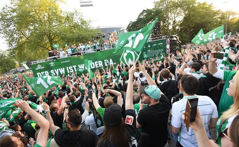 Nachdem der HSV in der Relegation gescheitert ist, postete Werder ein Video mit jubelnden Fans auf Twitter. Foto: Carmen Jaspersen/dpa