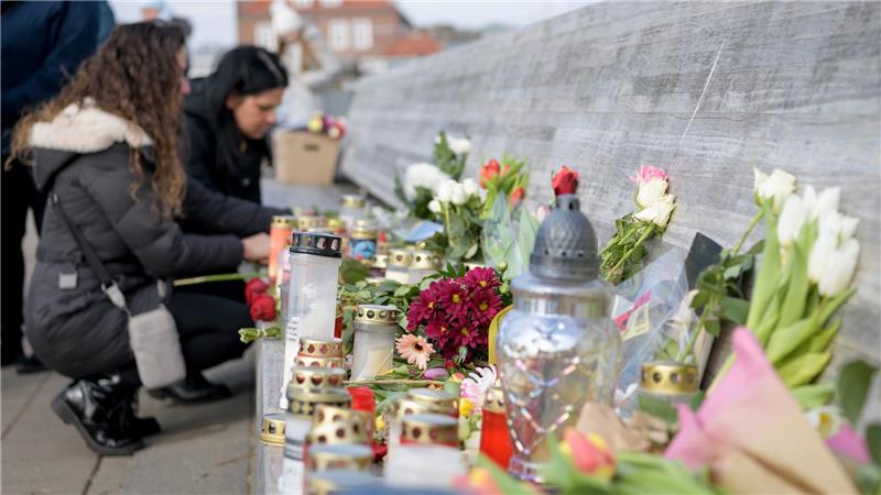 Hat Ekaterinas kleine Tochter ihre ermordete Mutter gesehen? Nachdem der Koffer mit den Leichenteilen von Ekaterina B. am Deich gefunden wurde, legten viele Bremerhavener dort Blumen nieder und zündeten Kerzen an. Foto: Masorat