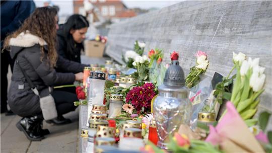 Nachdem der Koffer mit den Leichenteilen von Ekaterina B. am Deich gefunden wurde, legten viele Bremerhavener dort Blumen nieder und zündeten Kerzen an. Foto: Masorat