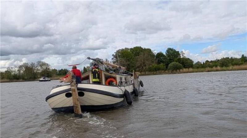 Nachdem der Mann auf dem Boot mit dem Rettungsboot der Feuerwehr an Land gebracht wurde, wird das Boot später in den Yachthafen zurückbegeitet.