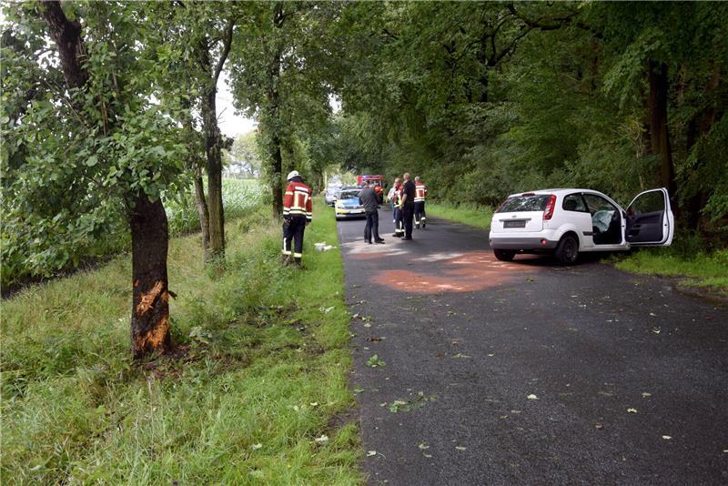 Nachdem der Wagen gegen den Baum prallte (li.), wurde er über die Fahrbahn geschleudert. Foto: Feuerwehrpresse SG Harsefeld