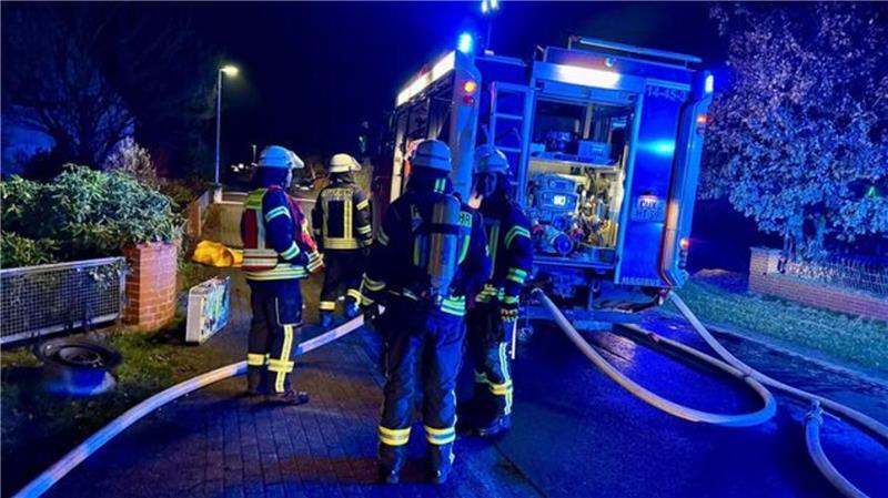 Nachdem der erste Löschangriff aus einem wasserführenden Fahrzeug vorgenommen wurde, rüsten sich weitere Atemschutzgeräteträger aus und verlegen weitere Schläuche. 