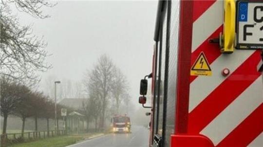 Nachdem die Beseitigung des Hydrauliköls erfolglos blieb, wurde die Einsatzstelle mit Hinweisschildern auf die Ölspur versehen und in Zusammenarbeit mit der Polizei abgesichert.
