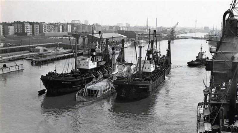 Nachdem die "Bremerhaven" gehoben worden war, wurde das Schiff mit Hilfe von "Ausdauer" und "Energie" sowie mit Schlepperkraft 800 Meter weiter in den Kaiserhafen bugsiert.