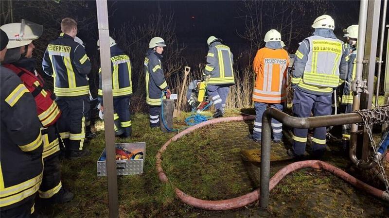 Umwelt-Alarm bei Döhler in Neuenkirchen Nachdem die Einsatzstelle ausgeleuchtet wurde, wird mit einem Abdichtungsrohr das Ablaufrohr des Rückhaltebeckens abgedichtet.