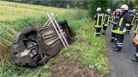 Nachdem die Fahrerin aus dem Kreis Stade mit ihrem Ford C-Max auf die Gegenfahrbahn geraten war, prallte sie gegen einen Baum und kam auf der Seite liegend im Graben zum Stehen. Foto: Jürgen Lange