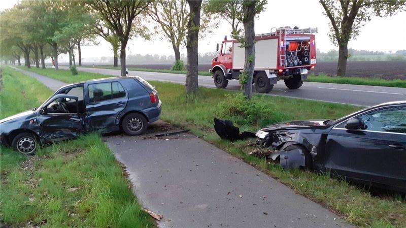 Nachdem die Fahrzeuge heftig zusammengeprallt waren, kamen sie auf dem Grünstreifen zum Stehen. Foto: Lange