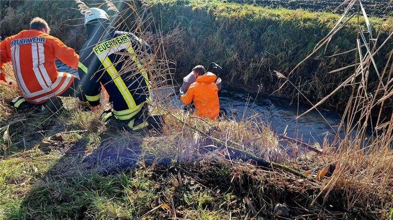 Hemmoor: Kinderwagen mit Säugling rollt in Fleet Nachdem die Mutter ins Wasser gesprungen war und ihr Baby gerettet hatte, musste die Feuerwehr Basbeck den Kinderwagen aus dem Wasser bergen. Foto: Lange
