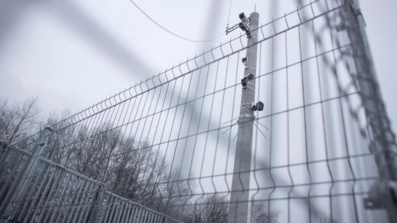 Belarus-Route: Rund 3.100 unerlaubte Einreisen bis Ende Juni Nachdem die Situation im Herbst 2021 eskaliert war, ließ die damalige polnische Regierung die Grenze zu Belarus mit einem 5,5 Meter hohen Zaun und einem elektronischen Überwachungssystem sichern. (Archivbild)