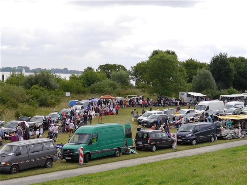 Nachdem die ersten drei Flohmärkte coronabedingt abgesagt werden musste, fand am Sonntag auf Krautsand der „Spezialmarkt“ des Gewerbevereins Drochtersen statt. Fotos: Umland