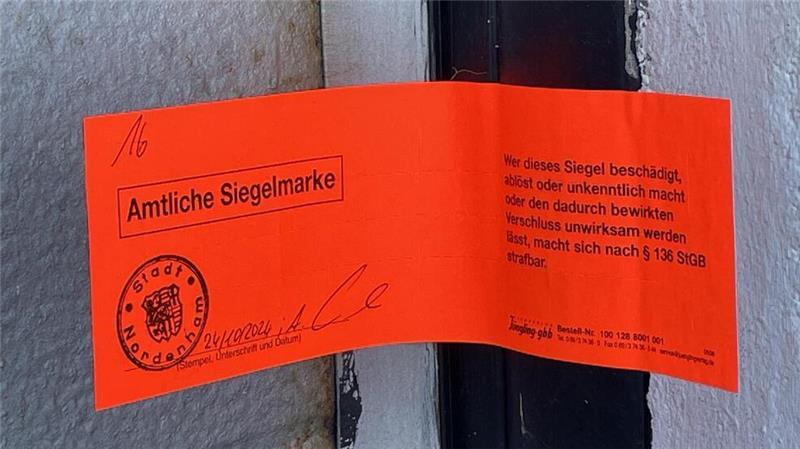 Nächste Eskalationsstufe: Siegel am „Königreich“-Betrieb gebrochen Nachdem die urpsrünglichen Siegel gebrochen wurde, hat die Stadt neue aufgeklebt.