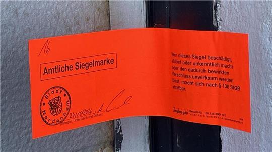 Nachdem die urpsrünglichen Siegel gebrochen wurde, hat die Stadt neue aufgeklebt.