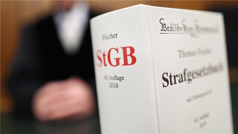 Nachdem ein 18-jähriger Mann im Spessart getötet wurde, stehen in Unterfranken eine Frau und ein Mann vor Gericht.