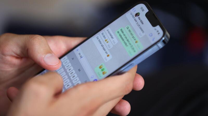 Nachdem ein 29-Jähriger die Handynummer einer 14-Jährigen gefordert hatte, schrieb er sie direkt über den Messengerdienst Whatsapp an.