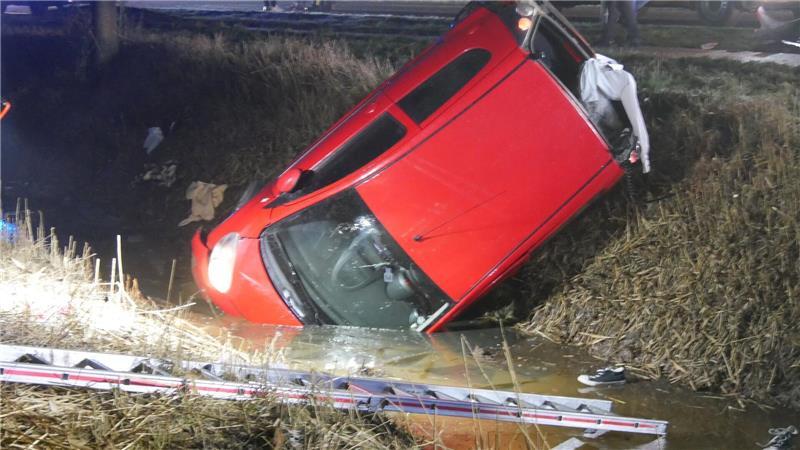 Nachdem ein 29-jähriger Autofahrer in Oberndorf von der Straße abgekommen war, blieb sein auf der Seite in einem Graben liegen.