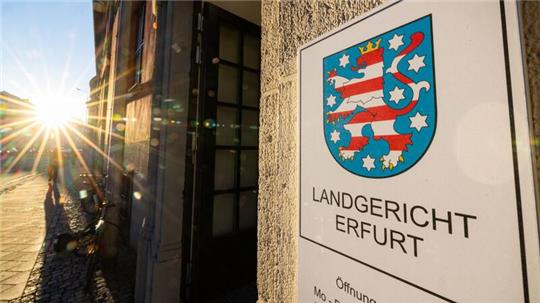 Nachdem ein 75-jähriger Mann in Internetforen Kastrationen angeboten und diese bei sich zu Hause durchgeführt haben soll, muss er sich nun in Erfurt vor Gericht verantworten.
