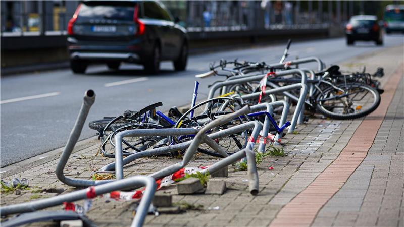 Auto kracht in 14 Fahrradständer und überschlägt sich Nachdem ein Autofahrer 14 Fahrradständer überfahren hat, überschlägt er sich mit seinem Wagen in Hannover.